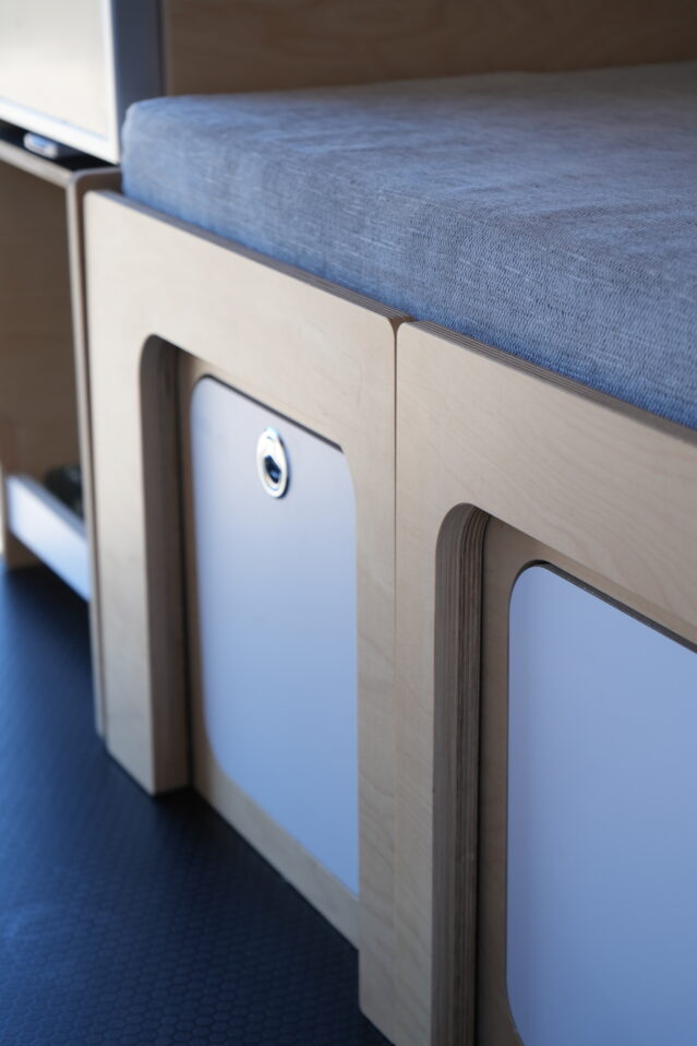 Rangements intégrés sous la banquette d’un van aménagé