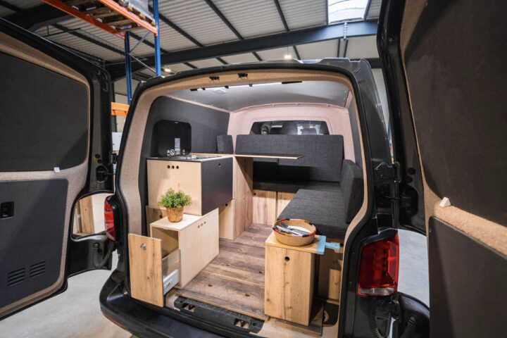 Aménagement modulable avec cuisine et rangements dans un van