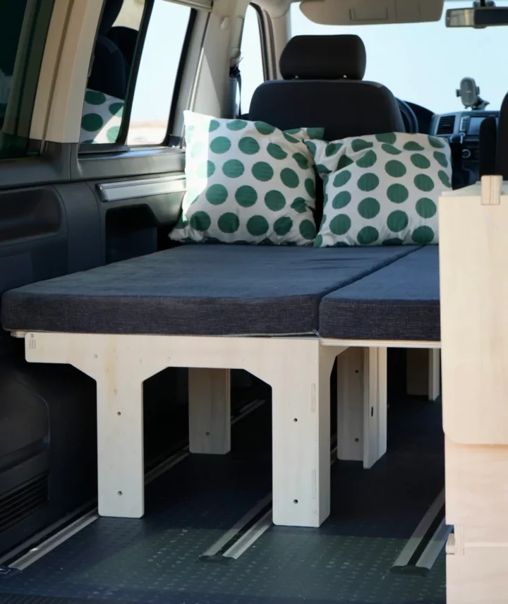 Kit Smart FLV Van installé dans un van avec couchage 2 places