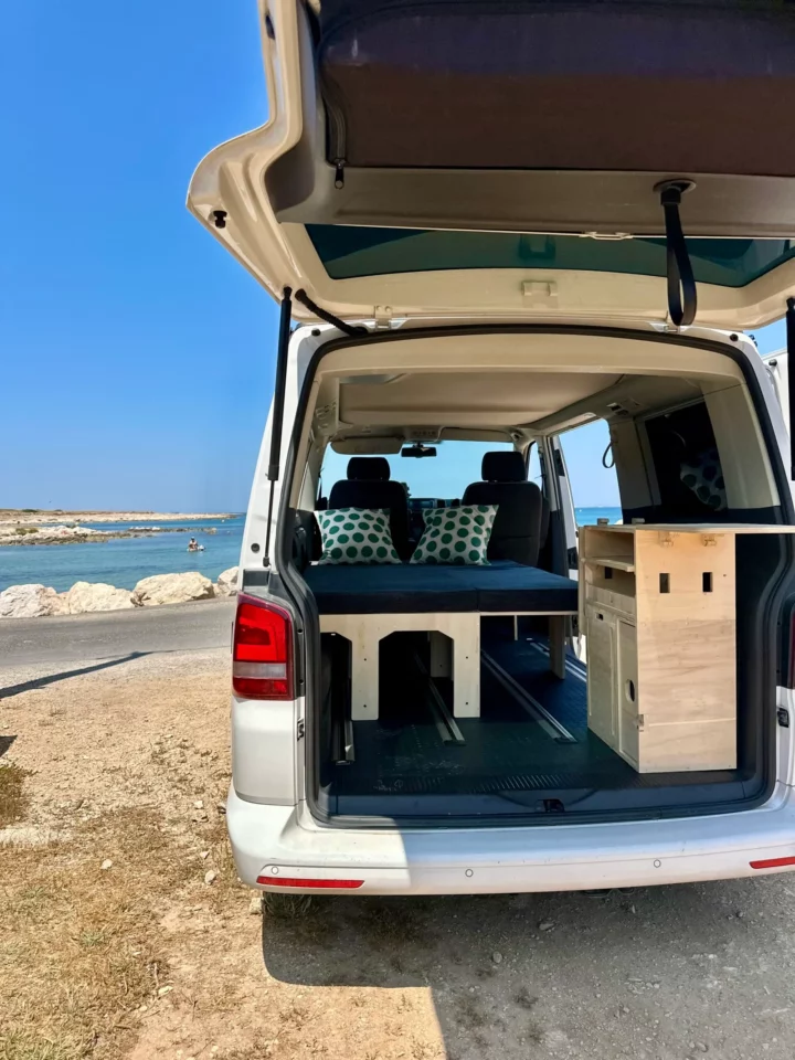 Kit d’aménagement installé dans un van avec couchage et rangements