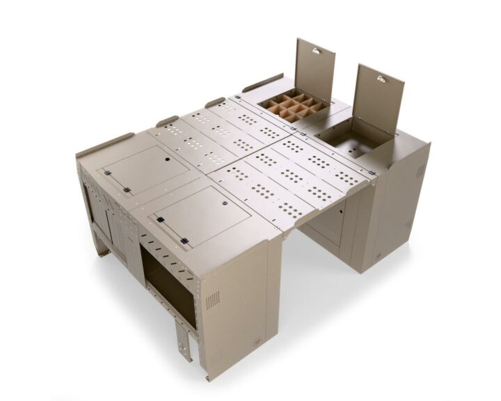 Moon Bed Van Der Moon beige avec plateforme de couchage et compartiments de rangement ouverts.