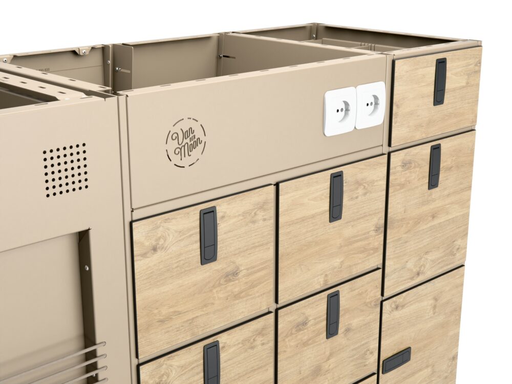 Détail d'un meuble Moon Kitchen beige avec façades effet bois, tiroirs et deux prises électriques.