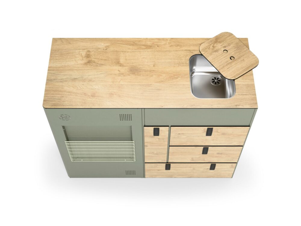 Cuisine Moon Kitchen gris vert avec plan de travail effet bois, évier inox et tiroirs.