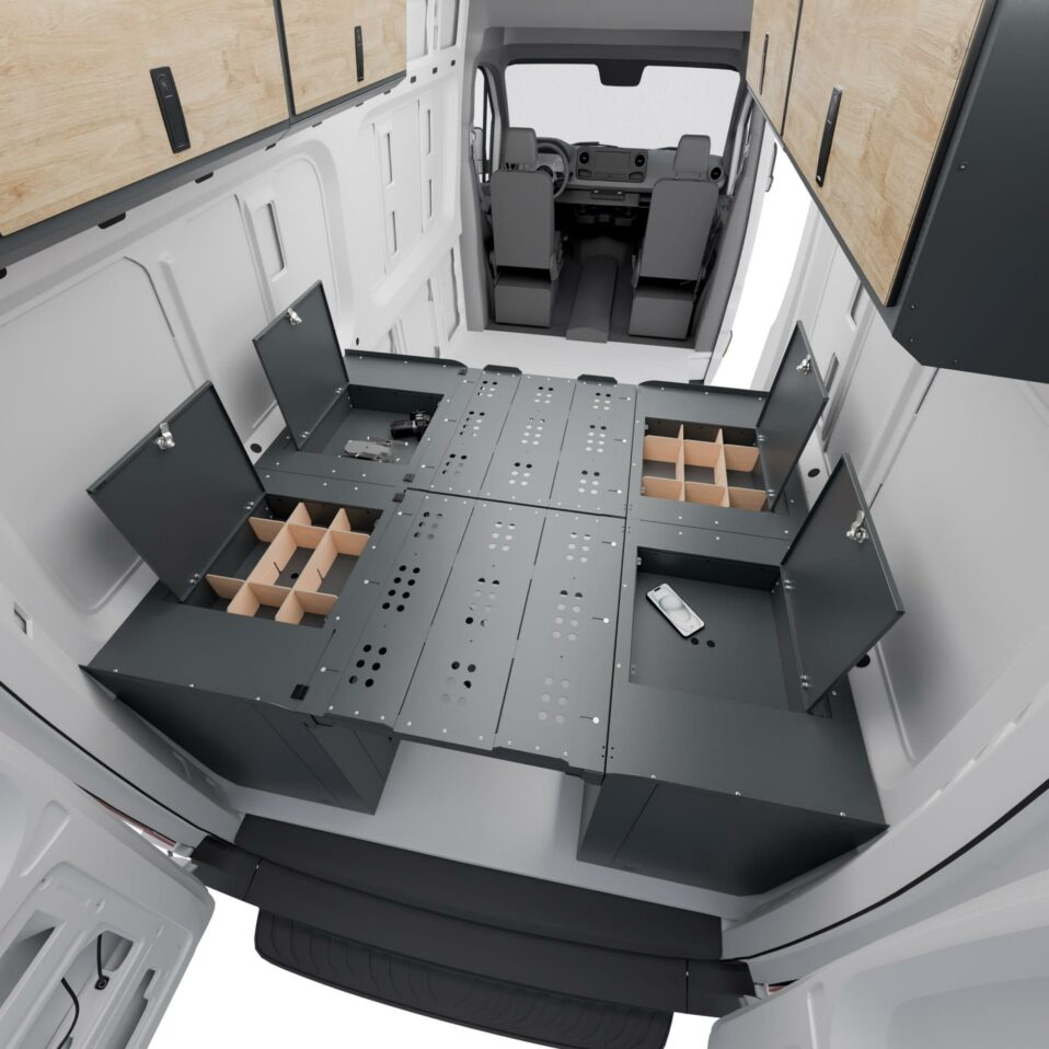Lit Moon Bed anthracite installé dans un fourgon aménagé avec quatre compartiments ouverts.